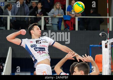 Trento, Italien. 12 Dez, 2019. Lorenzo codarin (15) Trentino trentinoduring itas Itas vs Fenerbahce HDI Sigorta Istanbul, Volleyball Champions League Männer Meisterschaft in Trento, Italien, 12. Dezember 2019 - LPS/Roberto Tommasini Credit: Roberto Tommasini/LPS/ZUMA Draht/Alamy leben Nachrichten Stockfoto