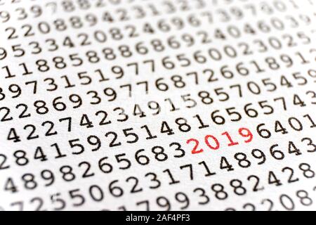 Hintergrund mit schwarz gedruckten Zufallszahlen und den Zahlen 2019 in rot zur Verwendung als Vorlage für eine Jahreskarte oder einen Jahresbericht. Stockfoto