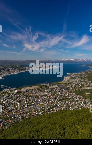 TROMSØ, NORWEGEN - Luftaufnahme von nachbarschaften Tromsdalen Tomasjord, unten und, Mitte rechts, in der Stadt Tromsø. Stockfoto