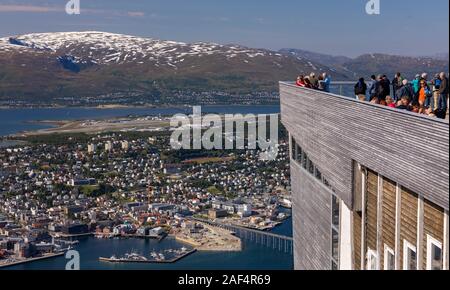 TROMSØ, NORWEGEN - Touristen genießen Luftaufnahme der Stadt Tromsø, von der Seilbahn Fjellheisen Aussichtsplattform. Stockfoto