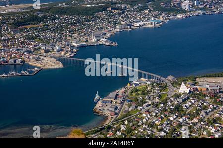 TROMSØ, NORWEGEN - Luftaufnahme von Tromsø-Brücke, auf der Insel Tromsøya. Eismeerkathedrale auf der rechten Seite. Stockfoto