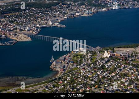 TROMSØ, NORWEGEN - Luftbild Tromsø-Brücke, überqueren Tromsøysundet Meerenge von der Insel Tromsøya, Links zu Tramsdale. Eismeerkathedrale, rechts.. Stockfoto