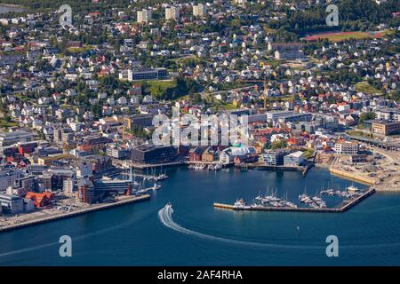 TROMSØ, NORWEGEN - Luftaufnahme von Marina in der Stadt Tromsø, auf der Insel Tromsøya. Stockfoto