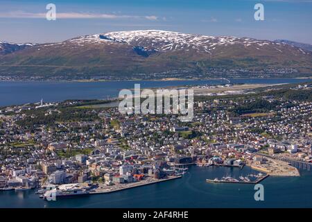 TROMSØ, NORWEGEN - Luftaufnahme der Stadt Tromsø, auf der Insel Tromsøya. Stockfoto