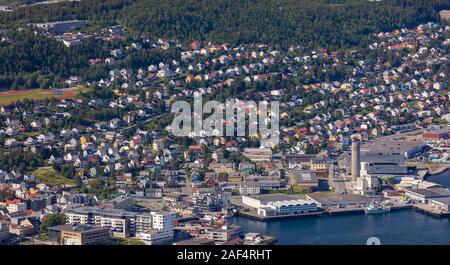 TROMSØ, NORWEGEN - Luftaufnahme der Stadt Tromsø, auf der Insel Tromsøya. Stockfoto