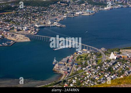 TROMSØ, NORWEGEN - Luftaufnahme der Stadt Tromsø, auf der Insel Tromsøya. Stockfoto