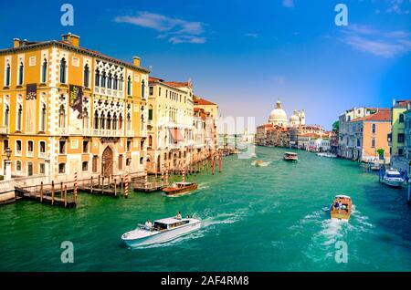 Gondeln am Canal Grande mit Basilika di Santa Maria della Salute in Venedig im Hintergrund Stockfoto