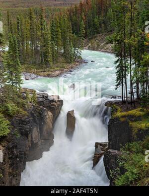 Lange Belichtung Bild des Sunwapta Falls, schöner Platz in der Nähe des Icefields Parkway, Jasper National Park, Alberta, Kanada Stockfoto