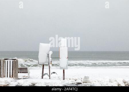 Fallenden Schnee und Schnee am Strand Amagansett, New York Stockfoto