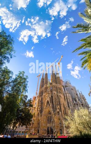 Blick auf die Sagrada Familia, eine große Römisch-katholische Kirche in Barcelona, Spanien, gestaltet von dem katalanischen Architekten Antoni Gaudi Stockfoto