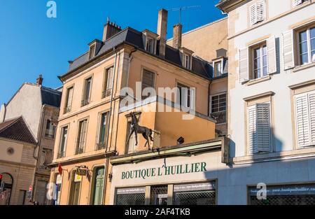 Nancy, Frankreich - 31. August 2019: Blick auf die Straße mit Geschäften, Cafés und Restaurants in der Altstadt von Nancy, Lothringen, Frankreich Stockfoto