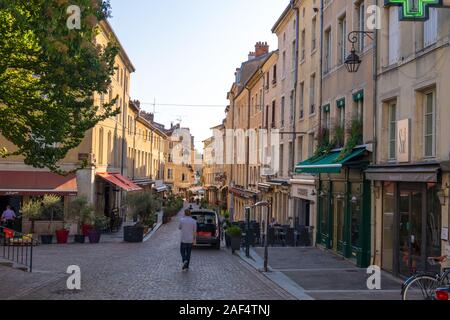 Nancy, Frankreich - 31. August 2019: Blick auf die Straße mit Geschäften, Cafés und Restaurants in der Altstadt von Nancy, Lothringen, Frankreich Stockfoto
