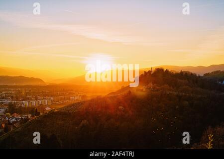 Romantischer Sonnenuntergang Landschaft und Stadtbild mit Weinbergen in Maribor Stockfoto