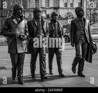 Liverpool, Großbritannien - 17 März 2019: Bronze Statue der Beatles in Liverpool Pier Head Waterfront, von Andrew Edwards geformt Stockfoto