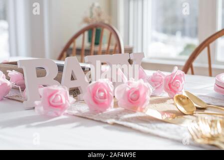 Shabby Chic Pink Gold Babyduschedekorationen und Tabelle Stockfoto