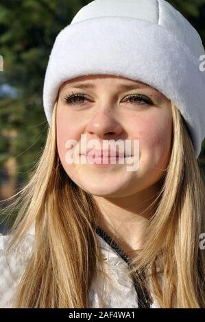 Portrait von Happy teenage Mädchen gekleidet, wie Snow Maiden in der Nähe der Weihnachtsbaum Stockfoto