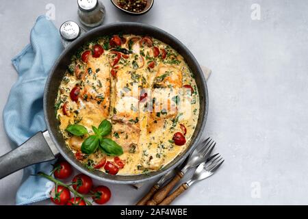 Köstliche toskanische Creme Lachs mit Spinat in einem schwarzen Pan Stockfoto