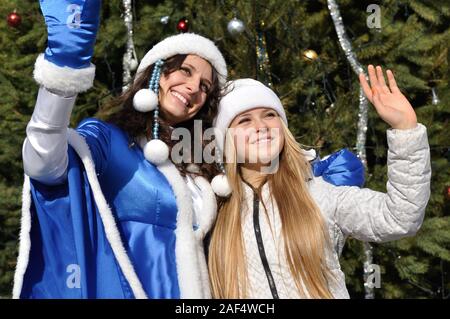 Porträt von zwei Teilnehmer des Neuen Jahres zeigen, gekleidet wie Snow Maiden Stockfoto