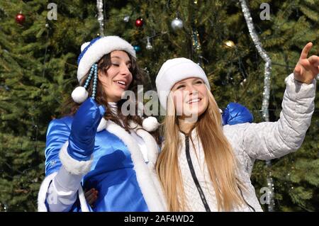 Porträt von zwei fröhlichen Teilnehmer des Neuen Jahres zeigen, gekleidet wie Snow Maiden Stockfoto