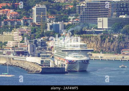 Die P&O Cruises Schiff, Ventura, angedockt im Hafen von Funchal, Madeira in Nizza Sonne mit der Stadt im Hintergrund Stockfoto