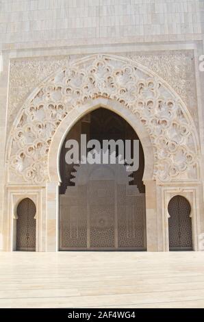 Tür an der Moschee Hassan II - Afrikas grösste Moschee - Casablanca, Marokko Stockfoto