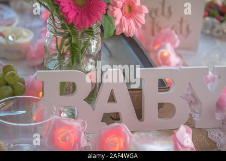 Shabby Chic Pink Gold Babyduschedekorationen und Tabelle Stockfoto