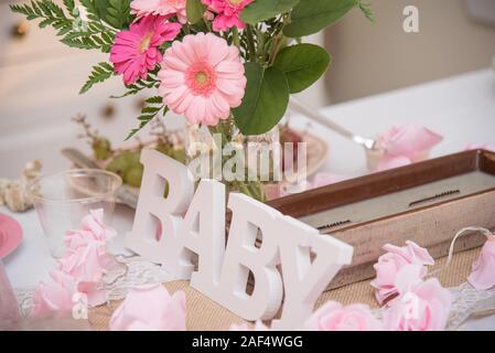 Shabby Chic Pink Gold Babyduschedekorationen und Tabelle Stockfoto