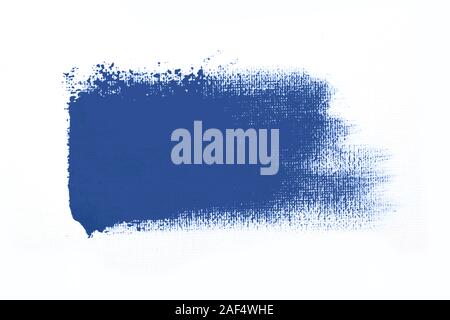 Blau Streichen des Pinsels isoliert auf Weiss. Classic blau Farbe des Jahres 2020 Stockfoto