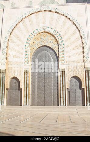 Tür an der Moschee Hassan II - Afrikas grösste Moschee - Casablanca, Marokko Stockfoto