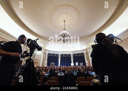 Washington, District of Columbia, USA. 12 Dez, 2019. Vereinigte Staaten Haus Mitglieder, Medien und andere sind während einer US-Repräsentantenhauses Markup der Artikel Amtsenthebungsverfahren gegen Präsident Donald Trump am Longworth House Bürogebäude am Donnerstag, den 12. Dezember 2019 in Washington, DC Quelle: Matt Mcclain/CNP/ZUMA Draht/Alamy Live Nachrichten gesehen Stockfoto