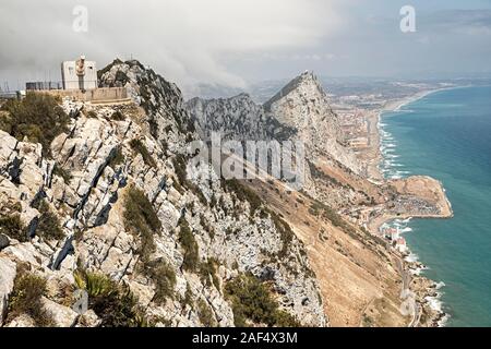 Gewehr aus dem Zweiten Weltkrieg auf den Felsen von Gibraltar. Stockfoto