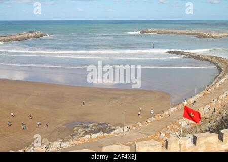 Rabat Strand (Plage de Rabat), Blick von der Befestigungsanlagen der Kasbah des Udayas. Rabat, Marokko Stockfoto