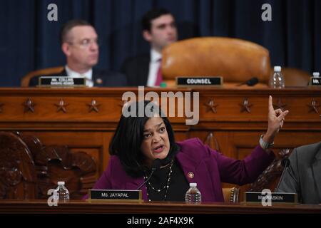 Washington, DC, USA. 12 Dez, 2019. Washington, DC. 12 Dez, 2019. United States Vertreter Pramila Jayapal (Demokrat von Washington) spricht während einer US-Repräsentantenhauses Markup der Artikel Amtsenthebungsverfahren gegen US-Präsident Donald J. Trumpf am Longworth House Bürogebäude am Donnerstag, den 12. Dezember 2019 in Washington, DC. Quelle: dpa Picture alliance/Alamy leben Nachrichten Stockfoto