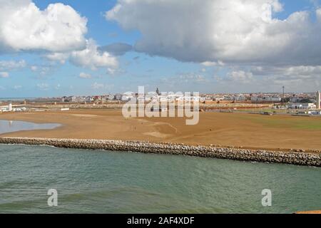 Blick in Richtung Verkauf, über den Bou Regreg Mündung von der Kasbah des Udayas, Rabat, Marokko Stockfoto