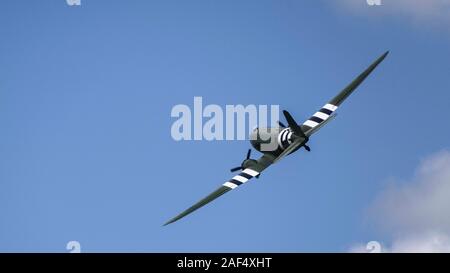 UK, Quorn - Juni 2015: Spitfire im Luftraum über Großbritannien Stockfoto