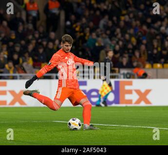 12. Dezember 2019; Molineux Stadium, Wolverhampton, West Midlands, England; UEFA Europa League Fußball, Wolverhampton Wanderers gegen Besiktas; Besiktas Torwart Utku Yuvakuran kicken den Ball in das Feld Stockfoto