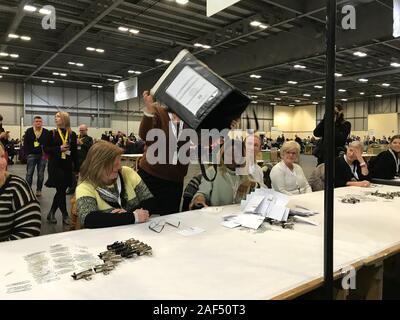 Die erste Urne ist während des Zählvorgangs in Peterborough Arena während der allgemeinen Wahlen 2019 geleert. Stockfoto