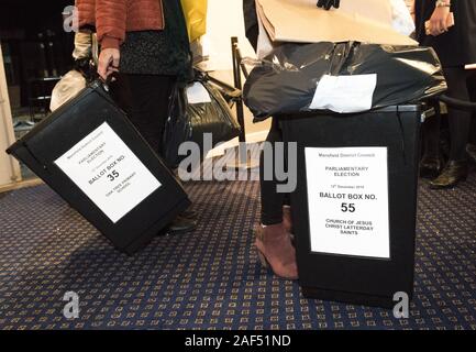 Mansfield, Nottinghamshire, England, UK. ,. Die ersten Urnen kommen an der Graf Veranstaltungsort, Civic Center, Mansfield. Dieser parlamentarischen Sitz, der von Ben Bradley für die Konservative Partei, die von einer engen Spanne von 1.057 Stimmen gewonnen wurde, ist eine der wichtigsten Schlacht zwischen den beiden wichtigsten Parteien im 12. Dezember Parlamentswahlen, vor allem jetzt, da die Brexit Partei sind nicht die Anfechtung dieser Platz. Credit: AlanBeastall/Alamy leben Nachrichten Stockfoto