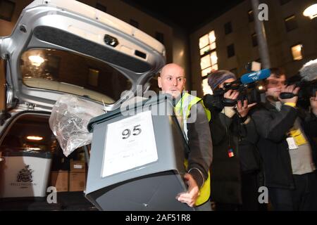 Eine Wahlurne kommt für die Zählung des Ministerpräsidenten Uxbridge & South Ruislip Wahlkreis im 2019 allgemeine Wahlen. Stockfoto