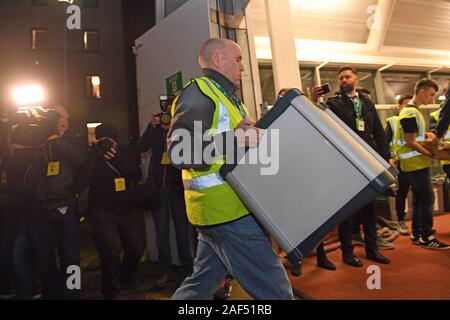 Eine Wahlurne kommt für die Zählung des Ministerpräsidenten Uxbridge & South Ruislip Wahlkreis im 2019 allgemeine Wahlen. Stockfoto