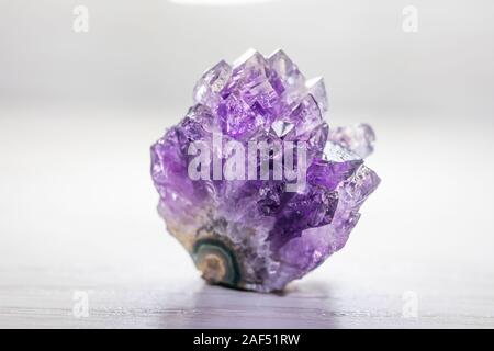 Amethyst Semi Precious Stone in das weiße Feld Stockfoto