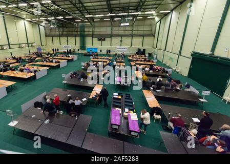 Southend On Sea, Essex, Großbritannien. Urnen haben begonnen, an der Auszählung Halle sowohl für die southend West anzukommen, und Rochford und Southend Osten Wahlkreise für die Bundestagswahl 2019 Stockfoto