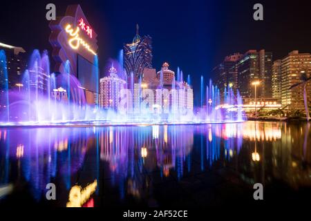 Macao (Macau), CHINA - Oktober 14, 2017: Macao (Macau) - Das spielende Kapital von Asien. Schöne und sehr farbenfrohe Stadt mit viel helles Neon sig Stockfoto