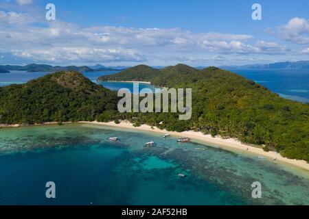 Luftaufnahme von Island Hopping Destination bekannt als Coco Beach, Coron, Palawan, Philippinen Stockfoto