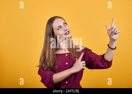 Junge Frau zeigt mit dem Zeigefinger tolle Idee Stockfoto