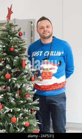 Mansfield, Nottinghamshire, Großbritannien. 12 Dez, 2019. Ben Bradley die konservative Kandidaten für Mansfield kommt an der count Centre trägt seine festliche Weihnachten Jumper. Dieser parlamentarischen Sitz, der von Ben Bradley für die Konservative Partei, die von einer engen Spanne von 1.057 Stimmen gewonnen wurde, ist eine der wichtigsten Schlacht zwischen den beiden wichtigsten Parteien im 12. Dezember Parlamentswahlen, vor allem jetzt, da die Brexit Partei sind nicht die Anfechtung dieser Platz. Credit: AlanBeastall/Alamy leben Nachrichten Stockfoto