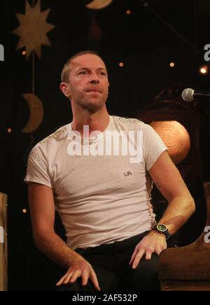 Coldplay Sänger Chris Martin während der Dreharbeiten für die Graham Norton Show auf BBC Television Centre, Studioworks 6 Wood Lane, London, auf BBC One am Freitag Abend gelüftet zu werden. Stockfoto