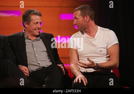 Hugh Grant und Chris Martin während der Dreharbeiten für die Graham Norton Show auf BBC Television Centre, Studioworks 6 Wood Lane, London, auf BBC One am Freitag Abend gelüftet zu werden. Stockfoto