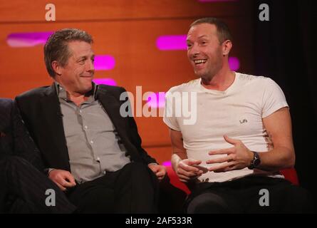 Hugh Grant und Chris Martin während der Dreharbeiten für die Graham Norton Show auf BBC Television Centre, Studioworks 6 Wood Lane, London, auf BBC One am Freitag Abend gelüftet zu werden. Stockfoto