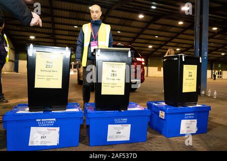 Edinburgh, Schottland, Großbritannien. 12. Dezember 2019. Ersten, der Stimmen kommen an Parlamentarischen Wahlen Grafen an der Royal Highland Centre in Edinburgh. Fünf Wahlkreise werden in Edinburgh, Edinburgh West, Edinburgh South West, Edinburgh North & Leith Edinburgh, Edinburgh Süden und Osten gezählt. Iain Masterton/Alamy leben Nachrichten Stockfoto